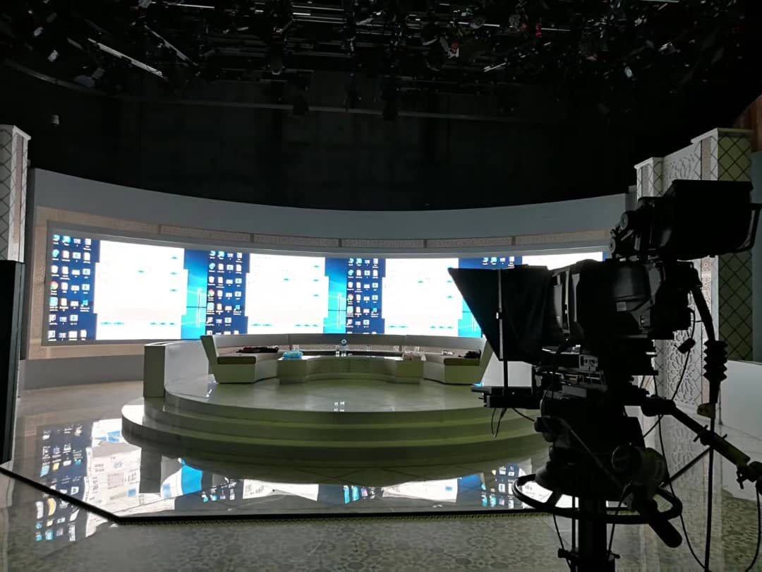 XR stage with camera tracking and genlock synchronization